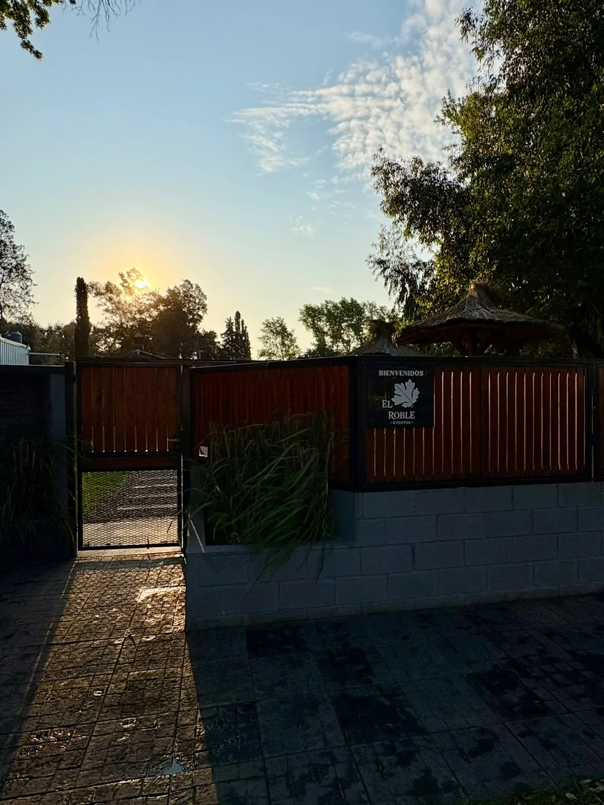 Portón de madera de la entrada al atardecer