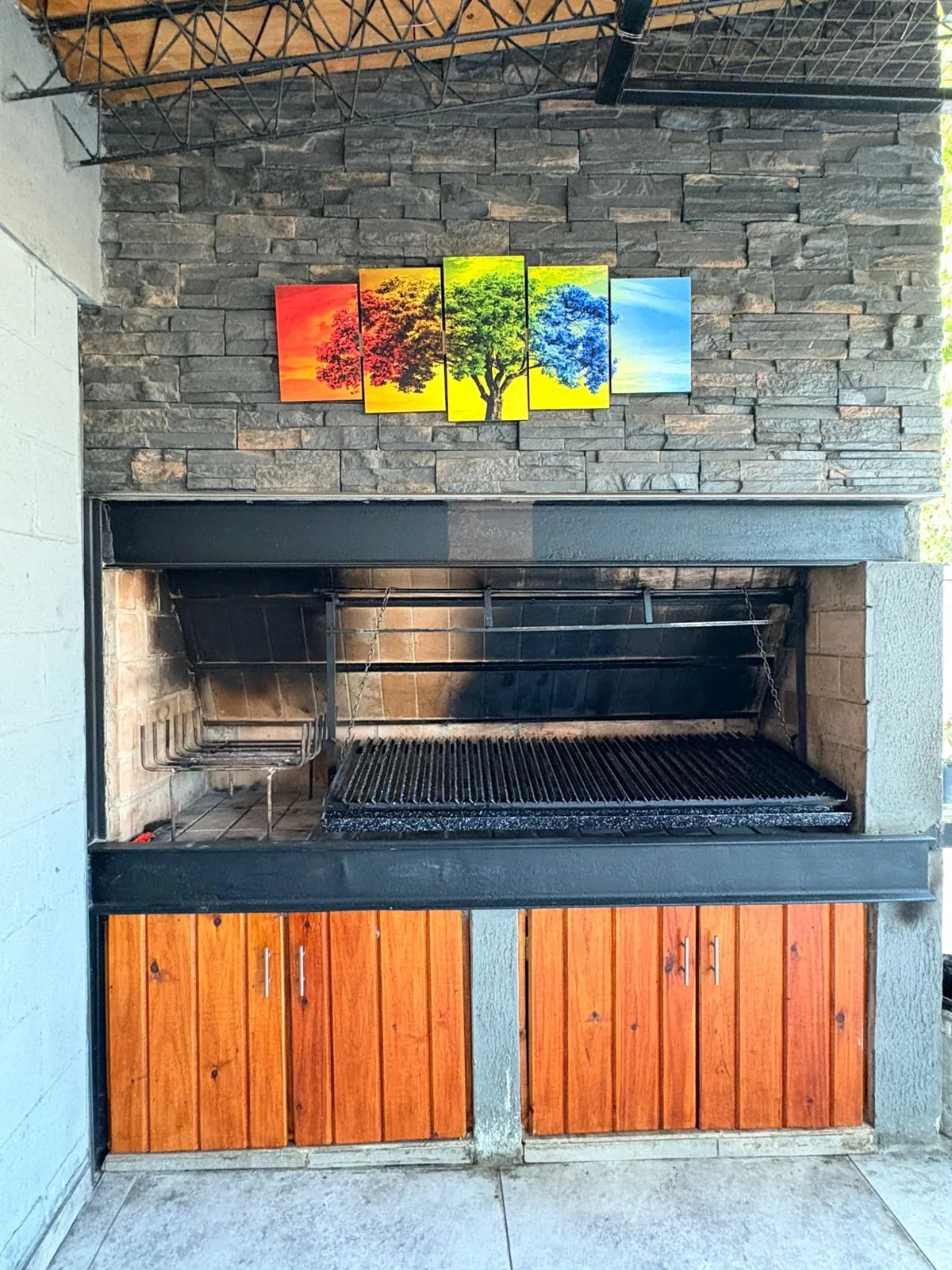 Parrilla de ladrillo con mueble de madera