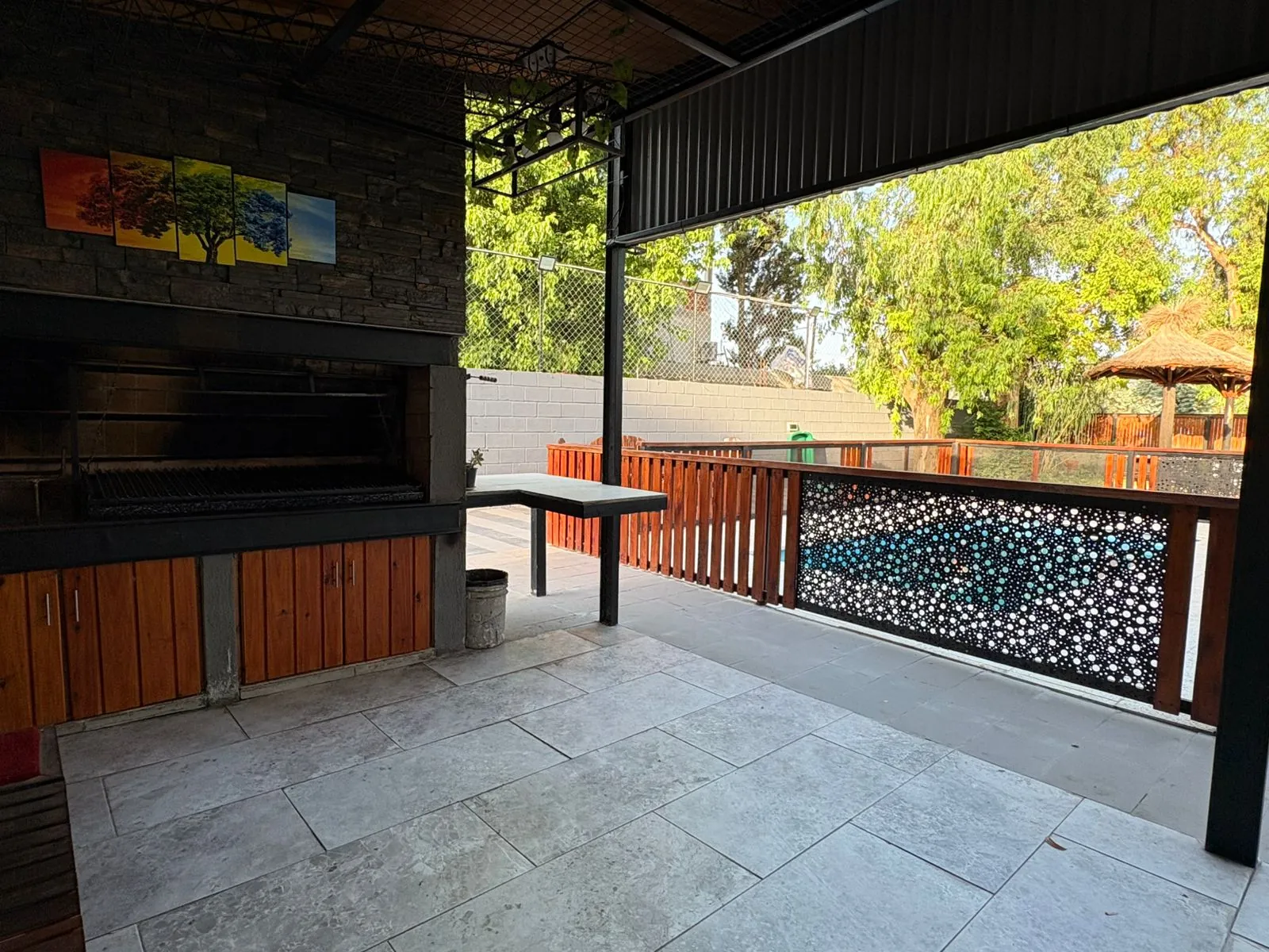 Parrilla y galería abierta al parque